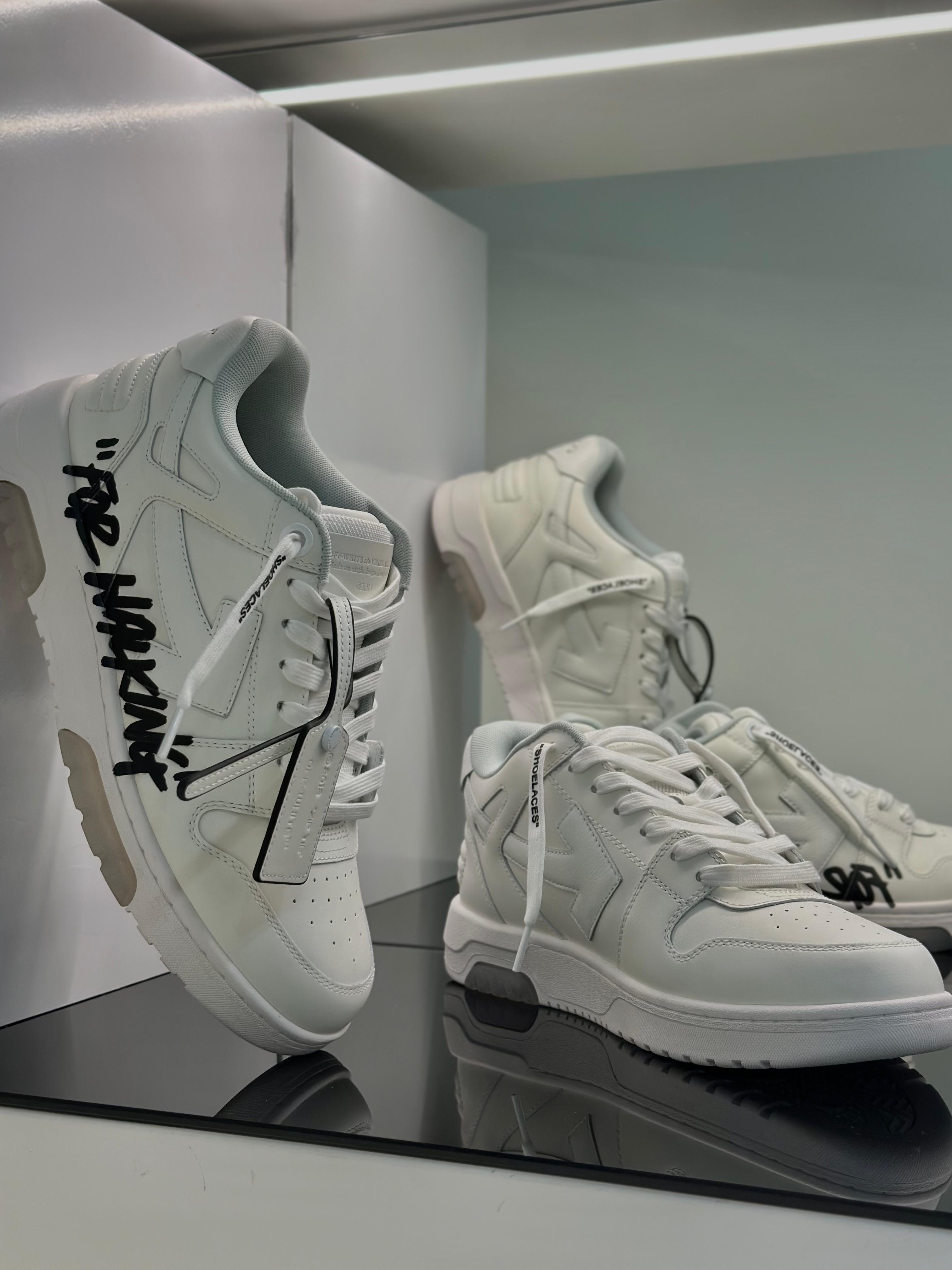 OFF WHITE
Sneakers Out Of Office “For Walking” bianche.