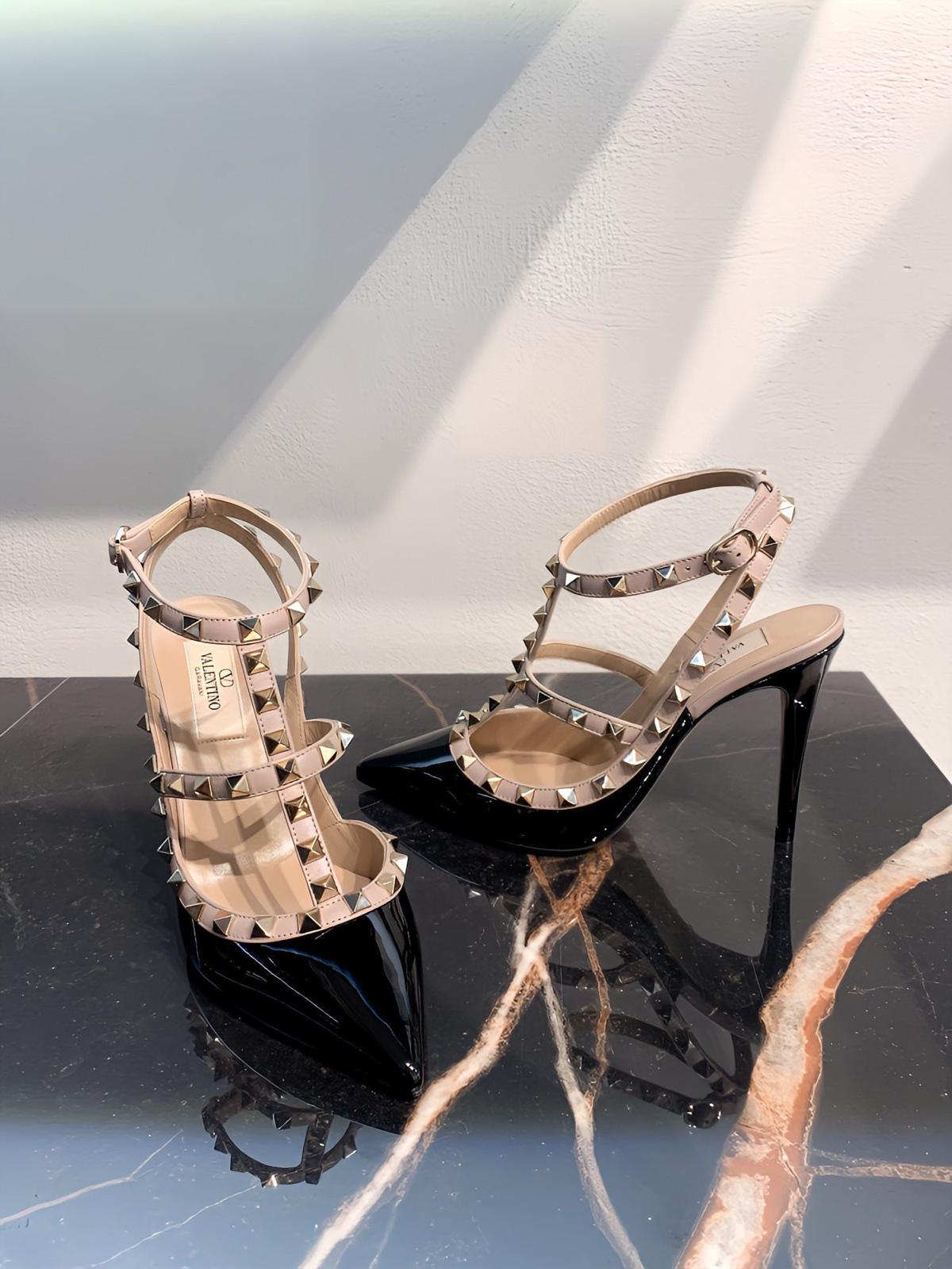 Valentino garavani DÉCOLLETÉ ROCKSTUD IN VERNICE CON CINTURINI 100MM