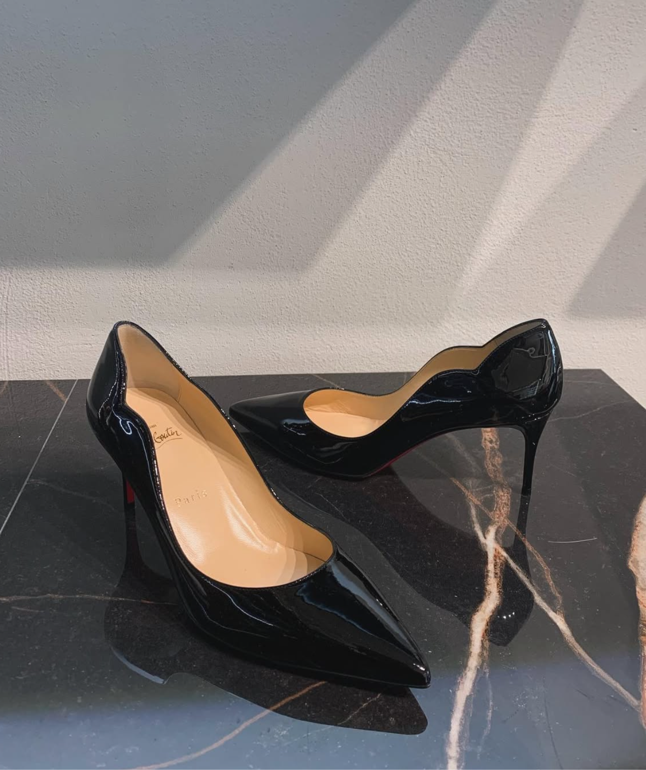 Christian Louboutin Décolleté da donna in pelle verniciata nera Hot Chick Scallop